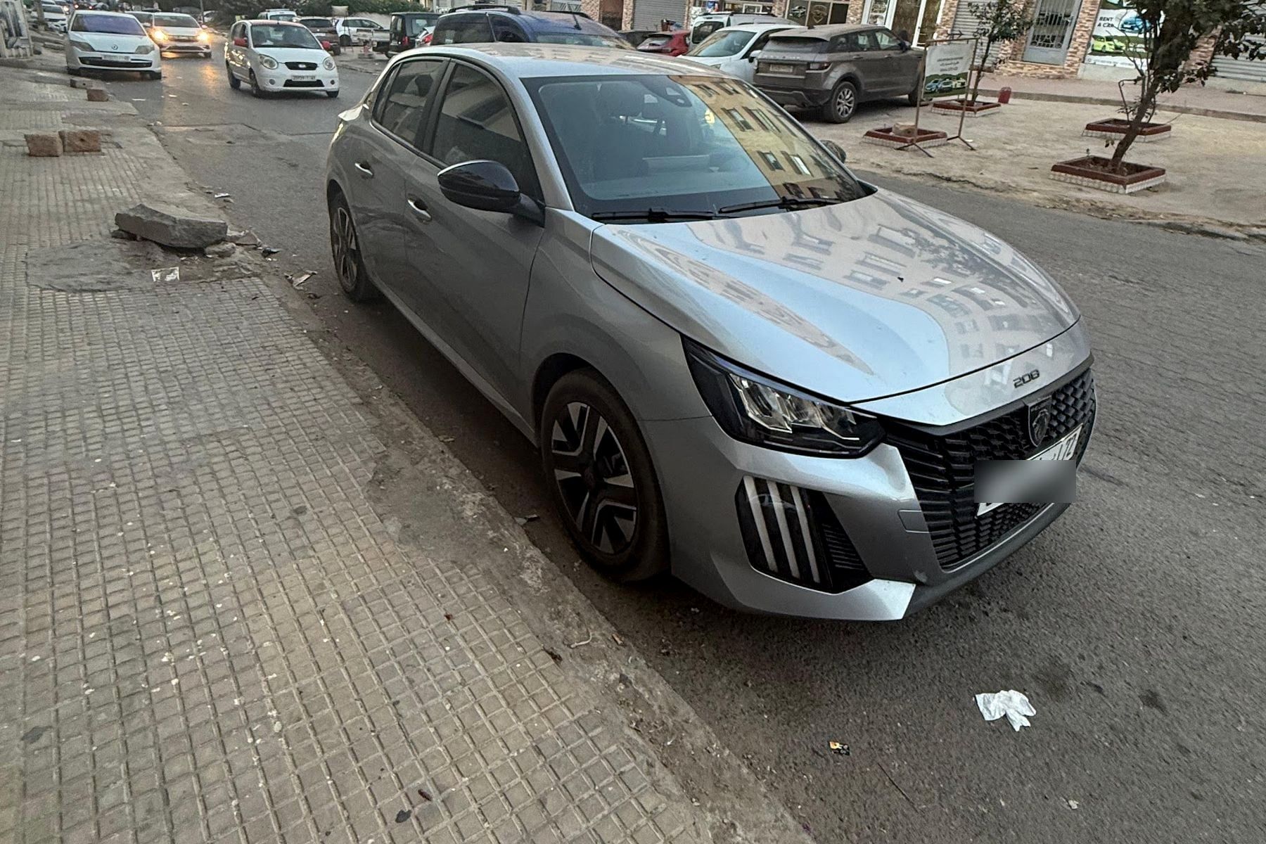 Peugeot 208 Grise 2025, photographiée dans la rue