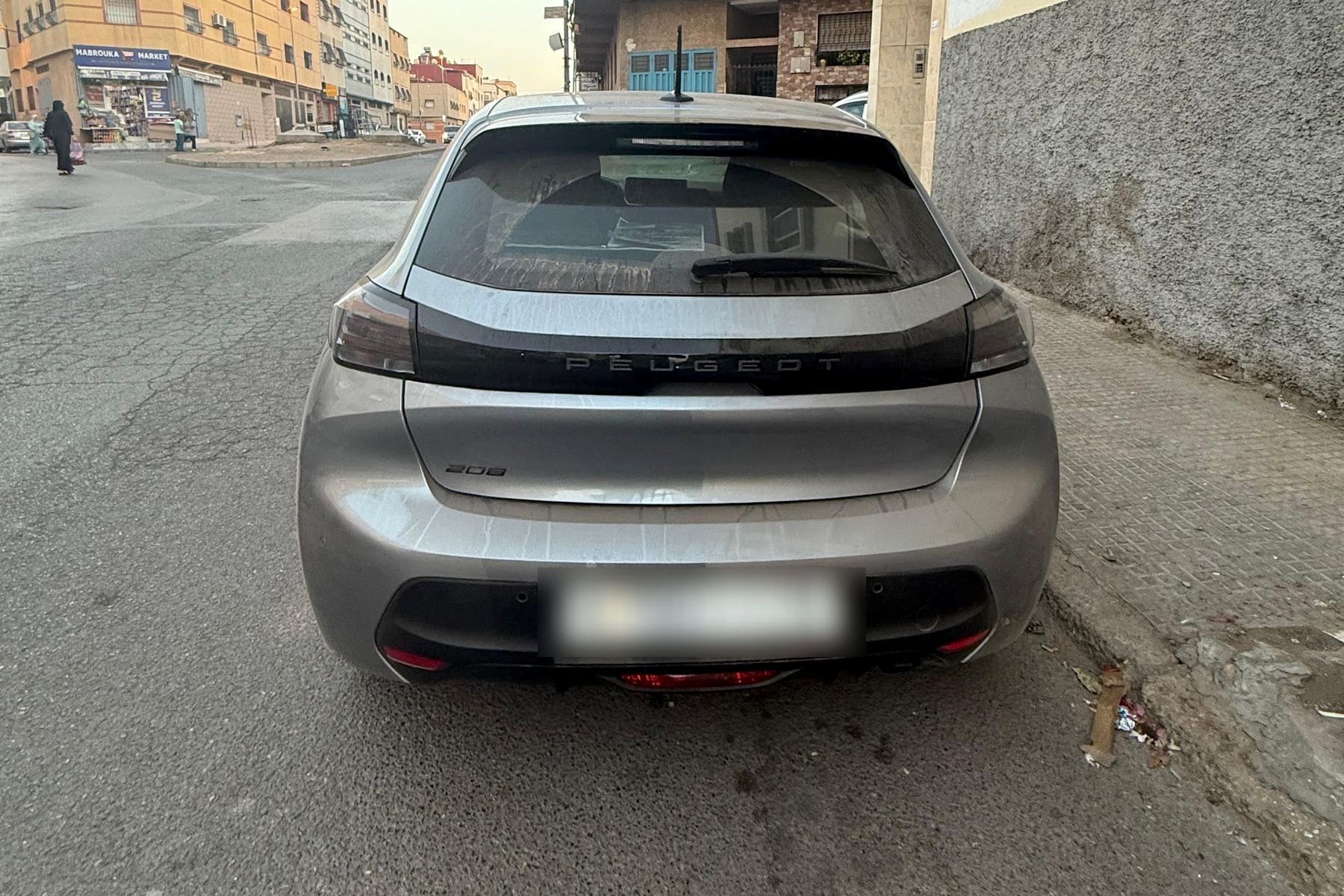 Peugeot 208 Grise 2025, photographiée dans la rue