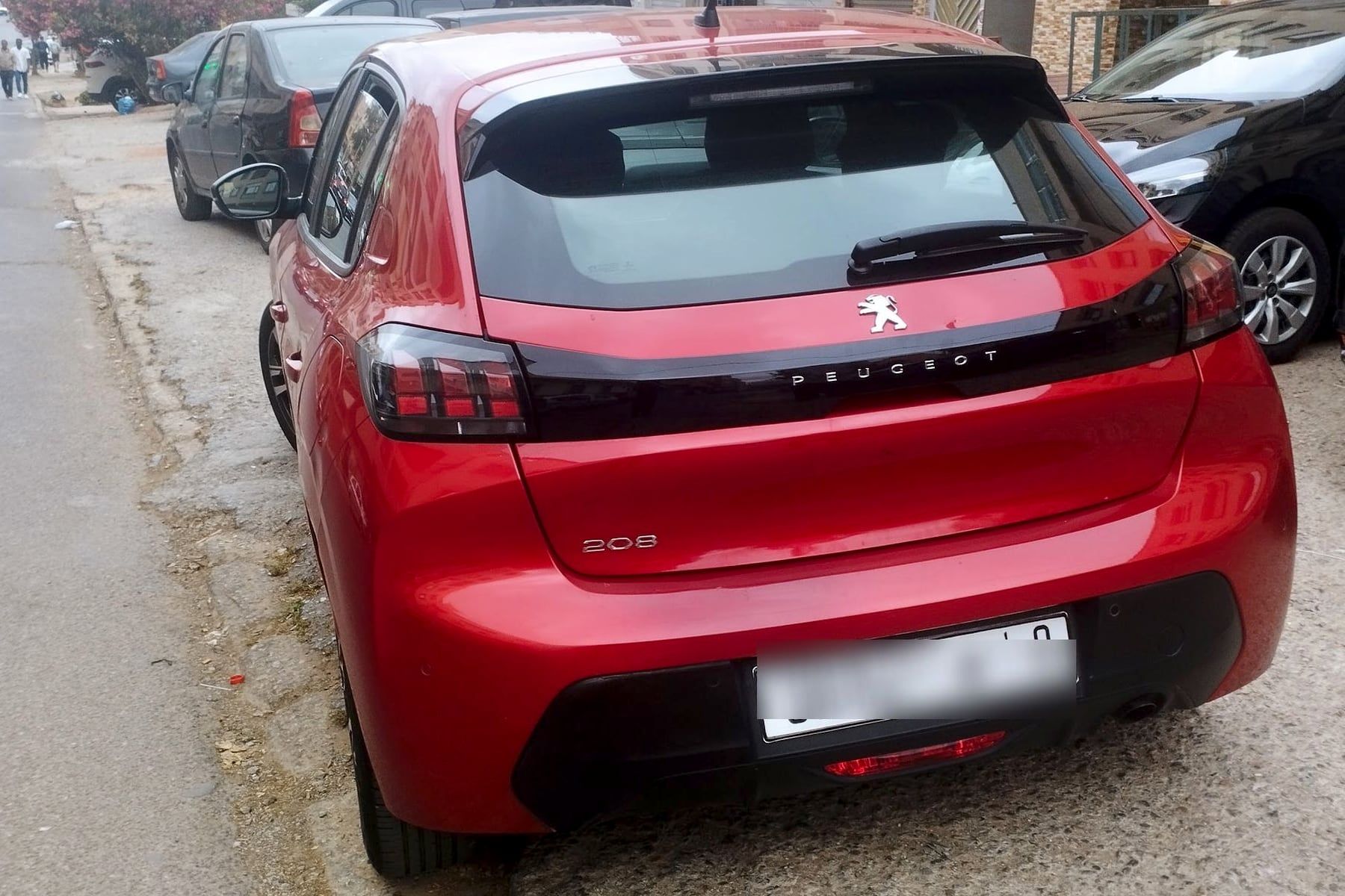 Peugeot 208 Rouge 2023, photographiée dans la rue