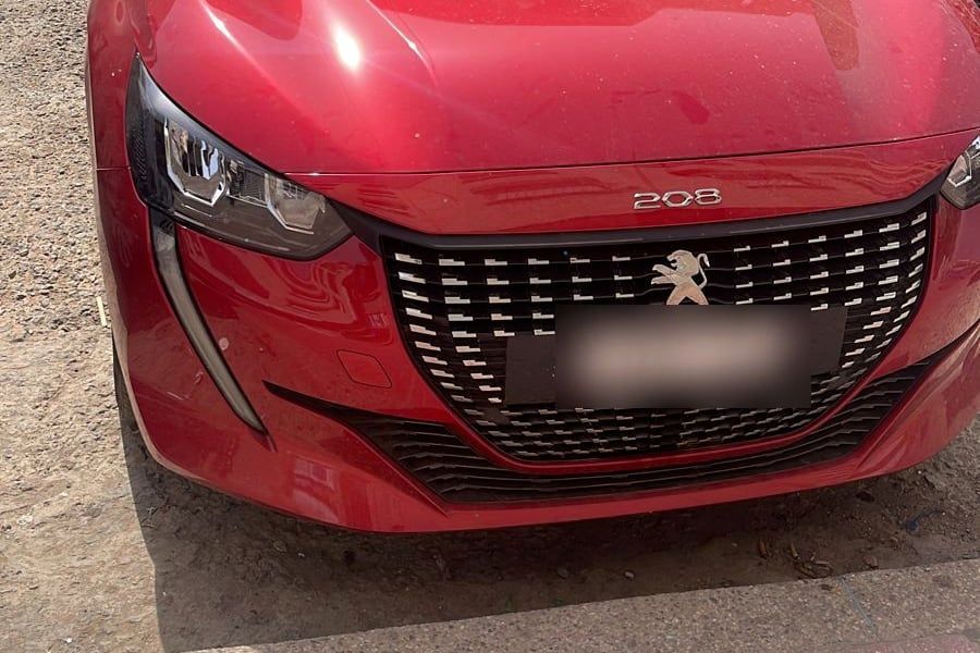 Peugeot 208 Rouge 2023, photographiée dans la rue