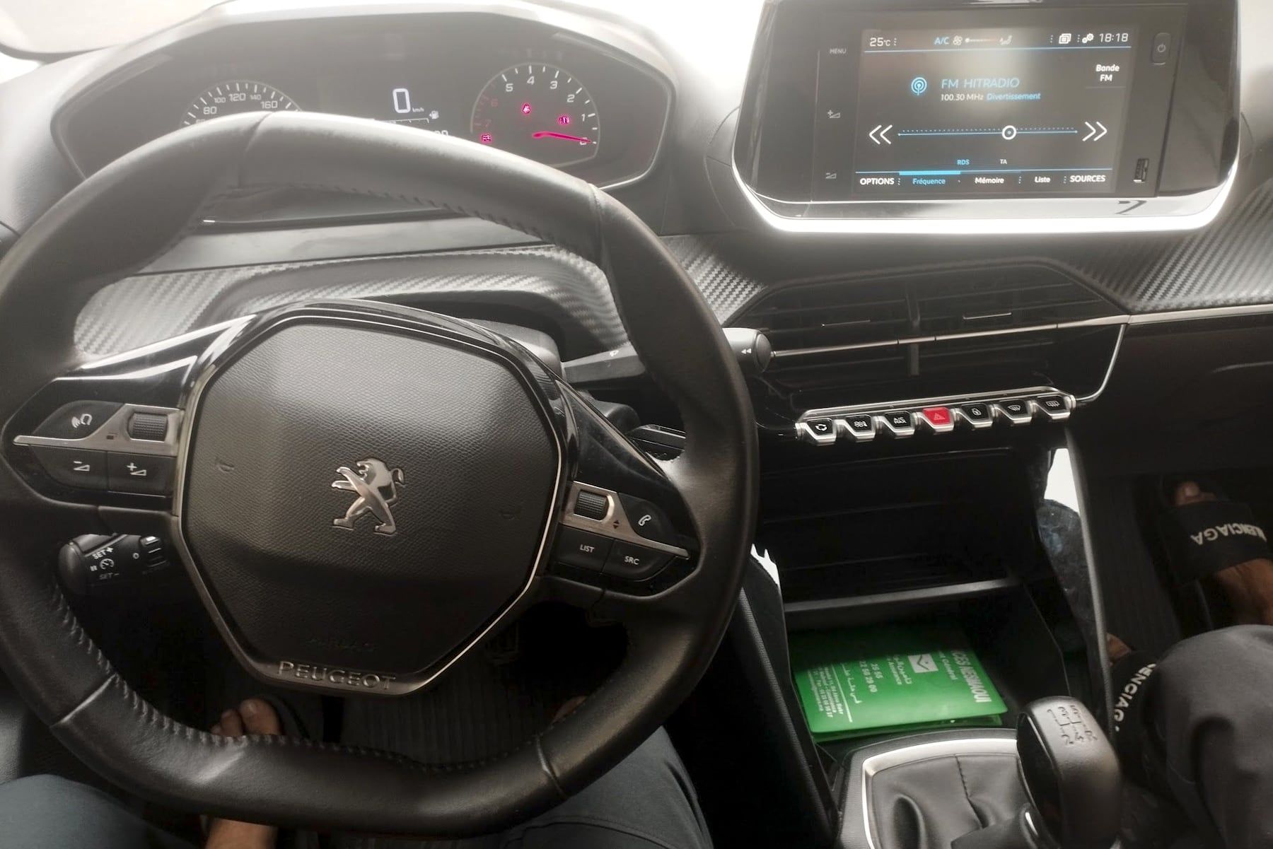 Peugeot 208 Rouge 2023, l'intérieur