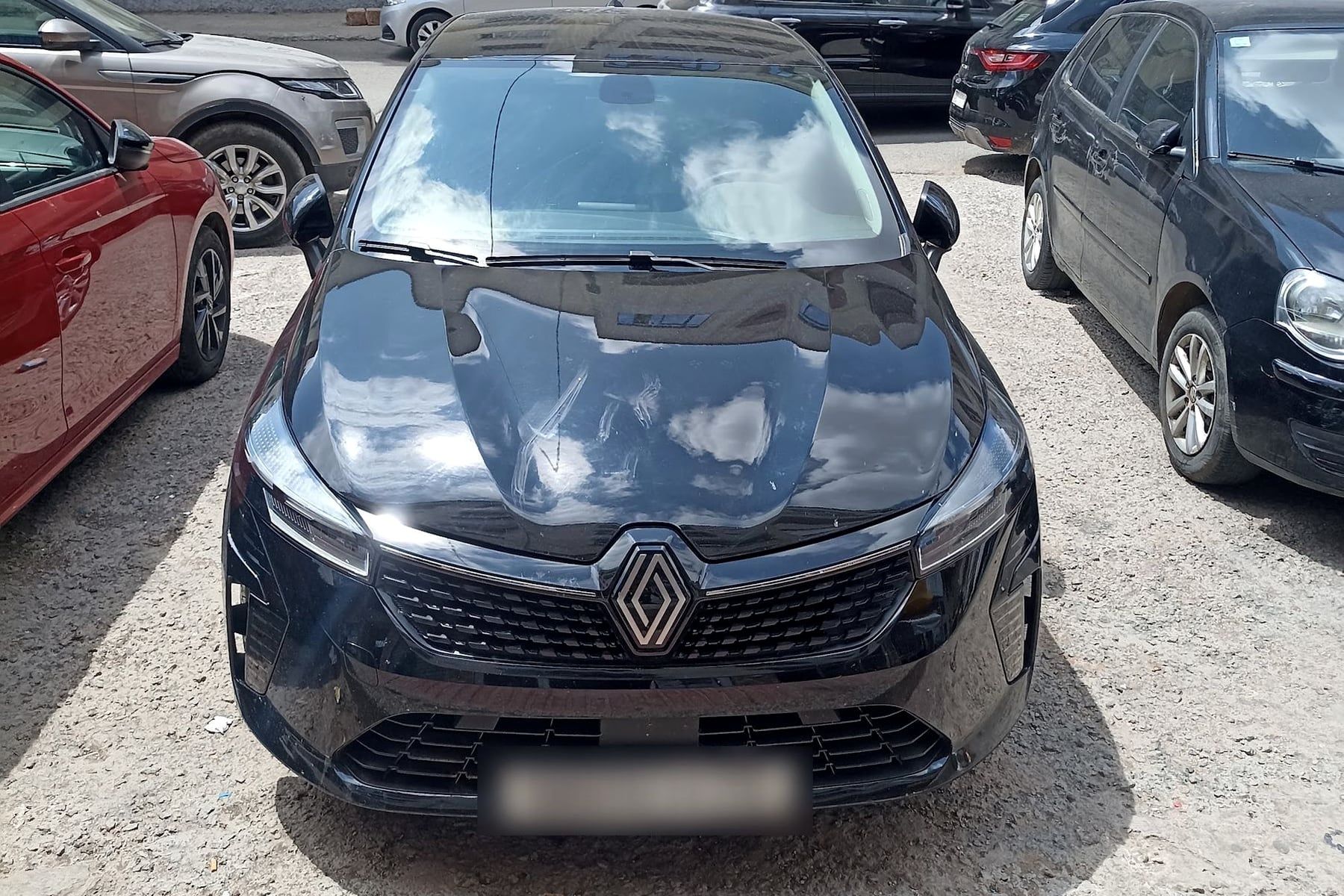Clio 5 Noir 2024 Full Option, photographiée dans la rue