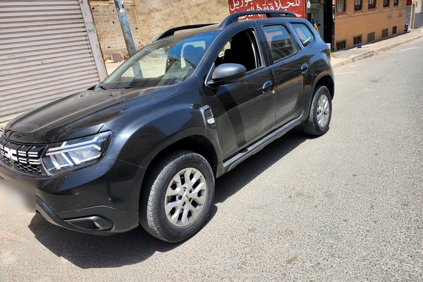 Dacia Duster Noir 2023, photographiée dans la rue