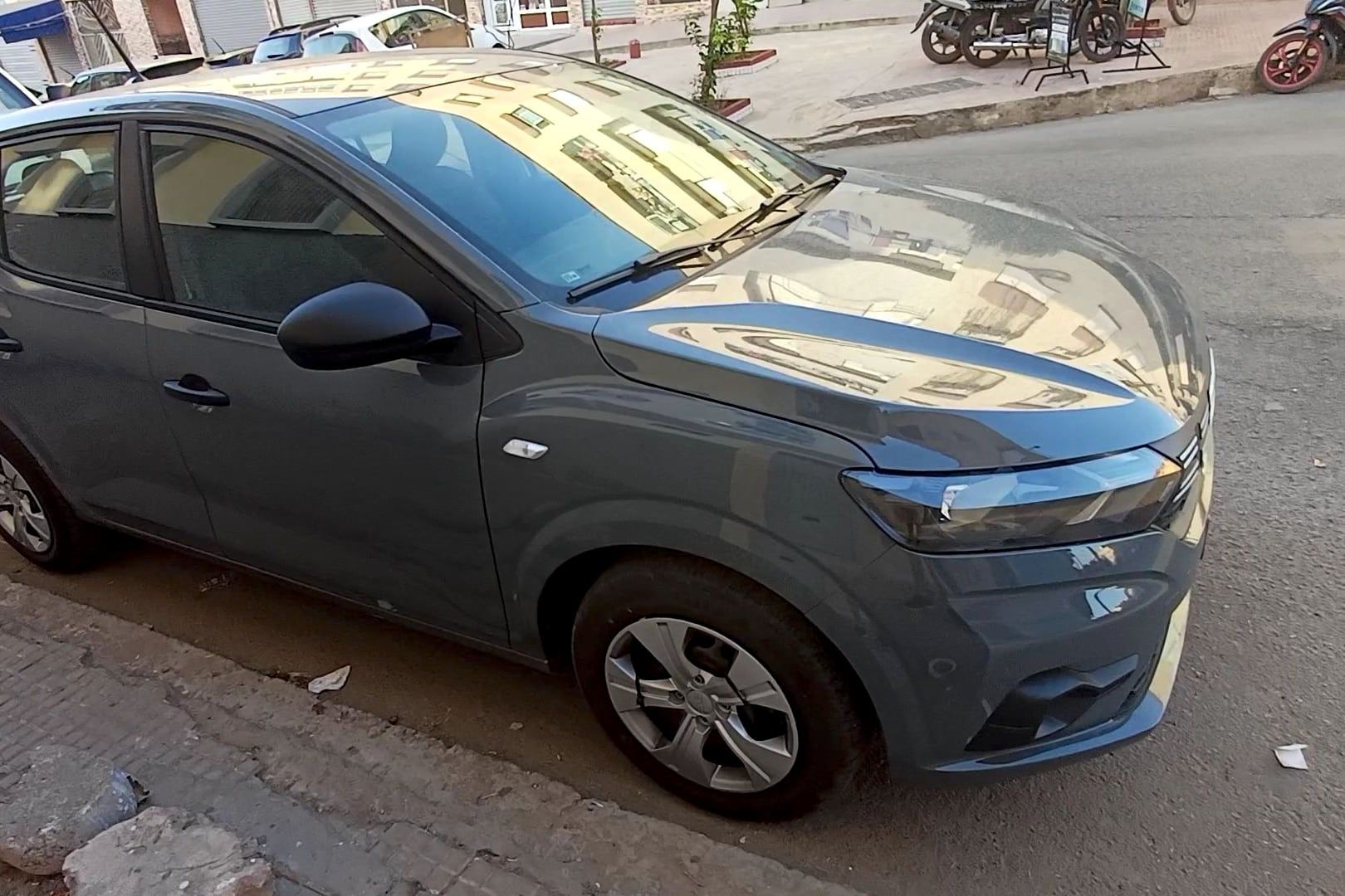 Dacia Sandero Gris Nardo 2024, photographiée dans la rue
