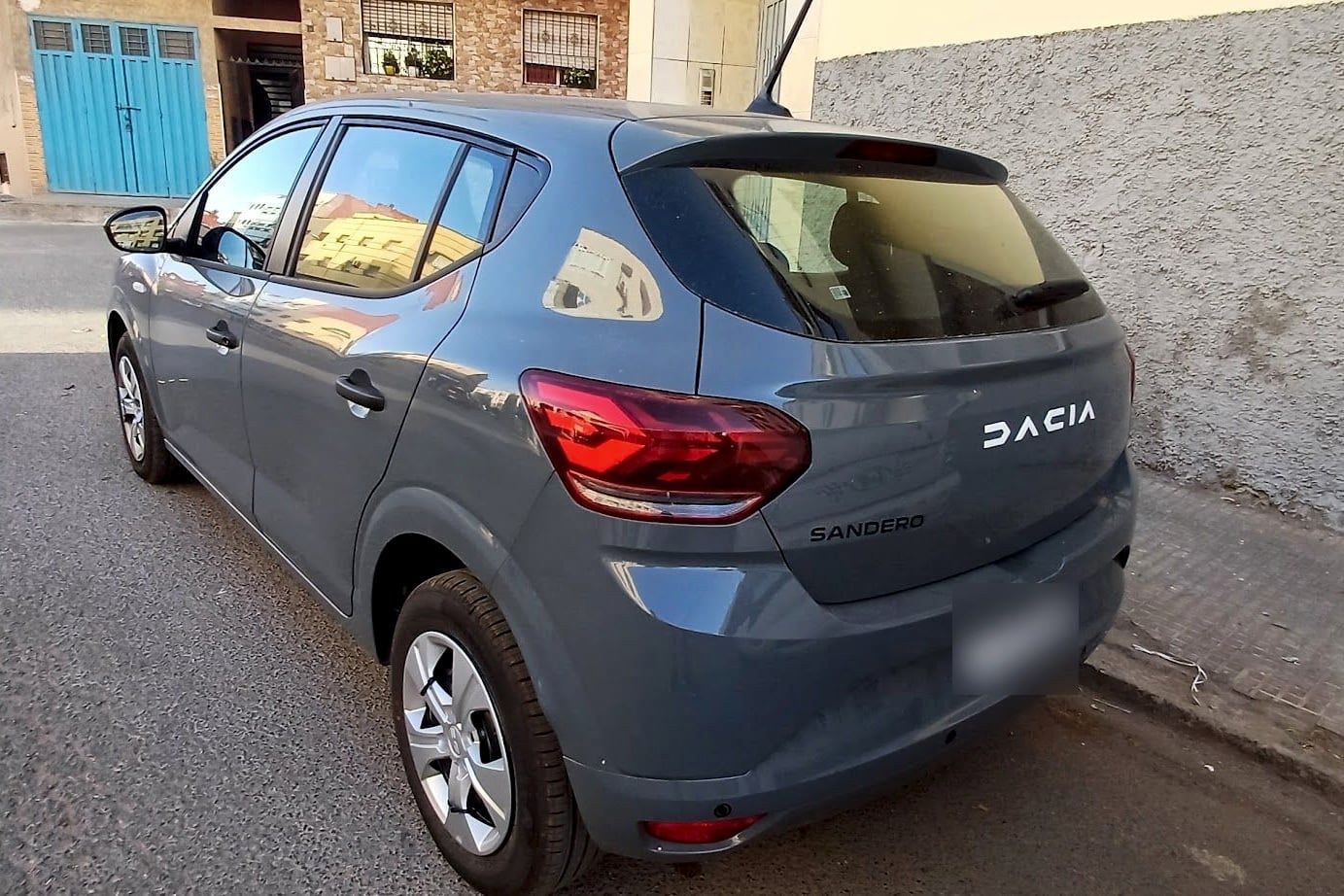Dacia Sandero Gris Nardo 2024, photographiée dans la rue