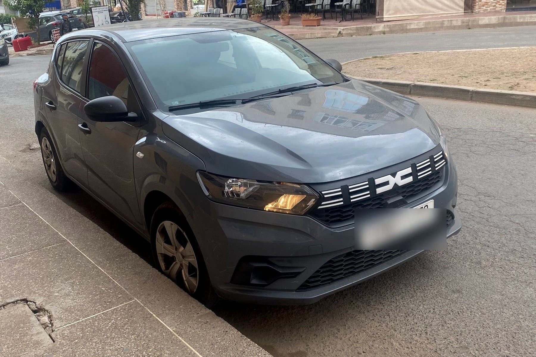 Dacia Sandero Grise 2024, photographiée dans la rue