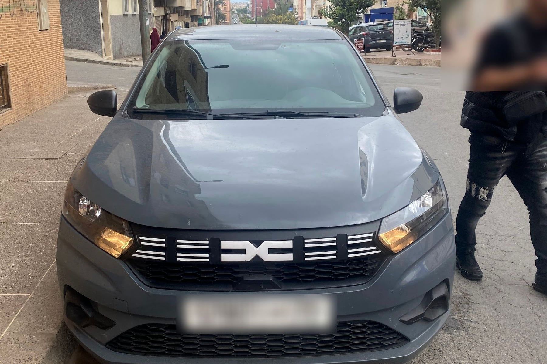 Dacia Sandero Grise 2024, photographiée dans la rue