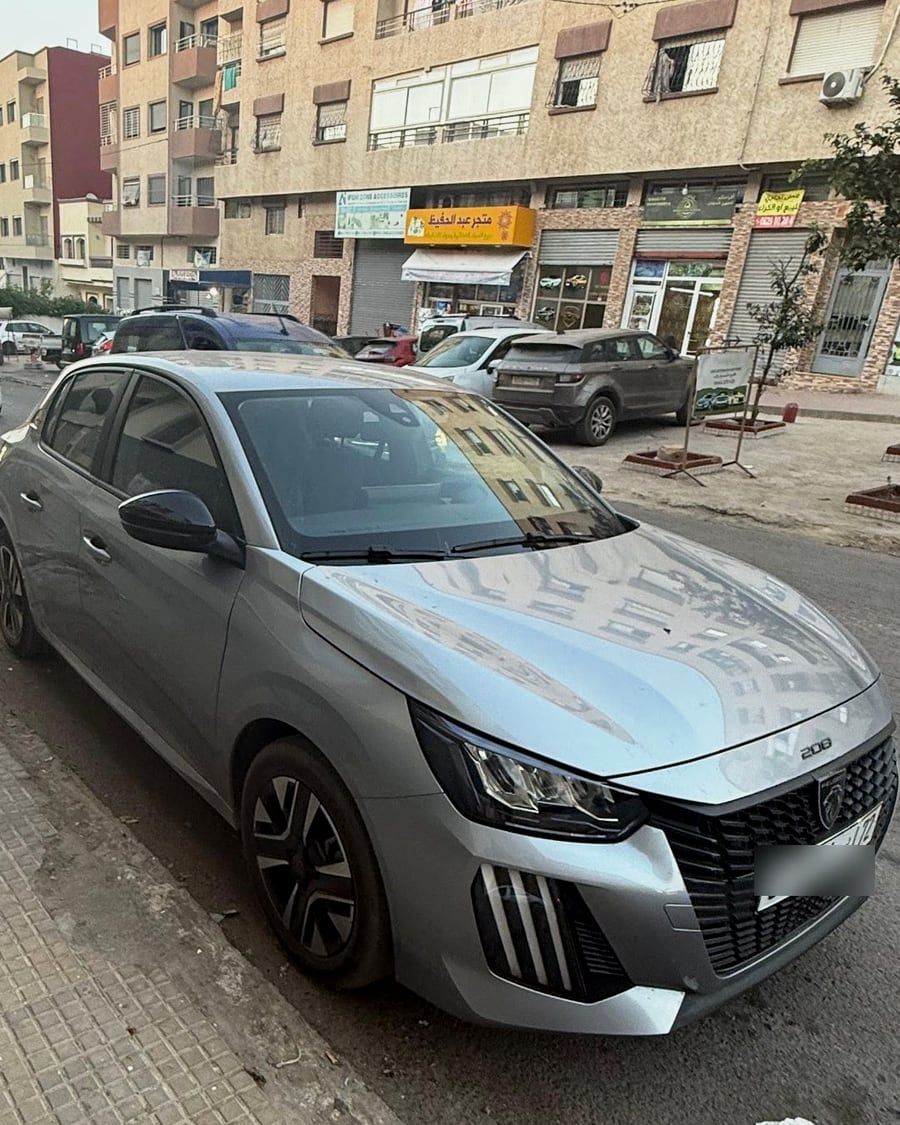 Peugeot 208 Grise 2025, photographiée dans la rue