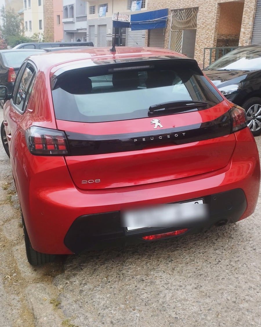 Peugeot 208 Rouge 2023, photographiée dans la rue
