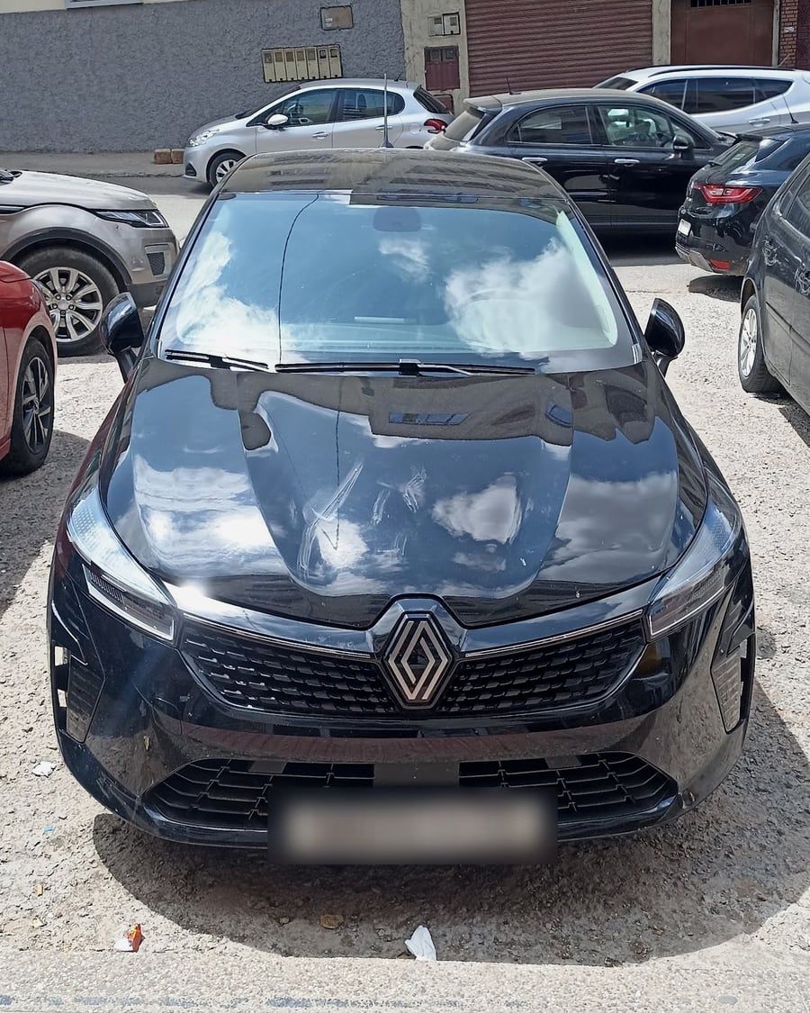 Clio 5 Noir 2024 Full Option, photographiée dans la rue