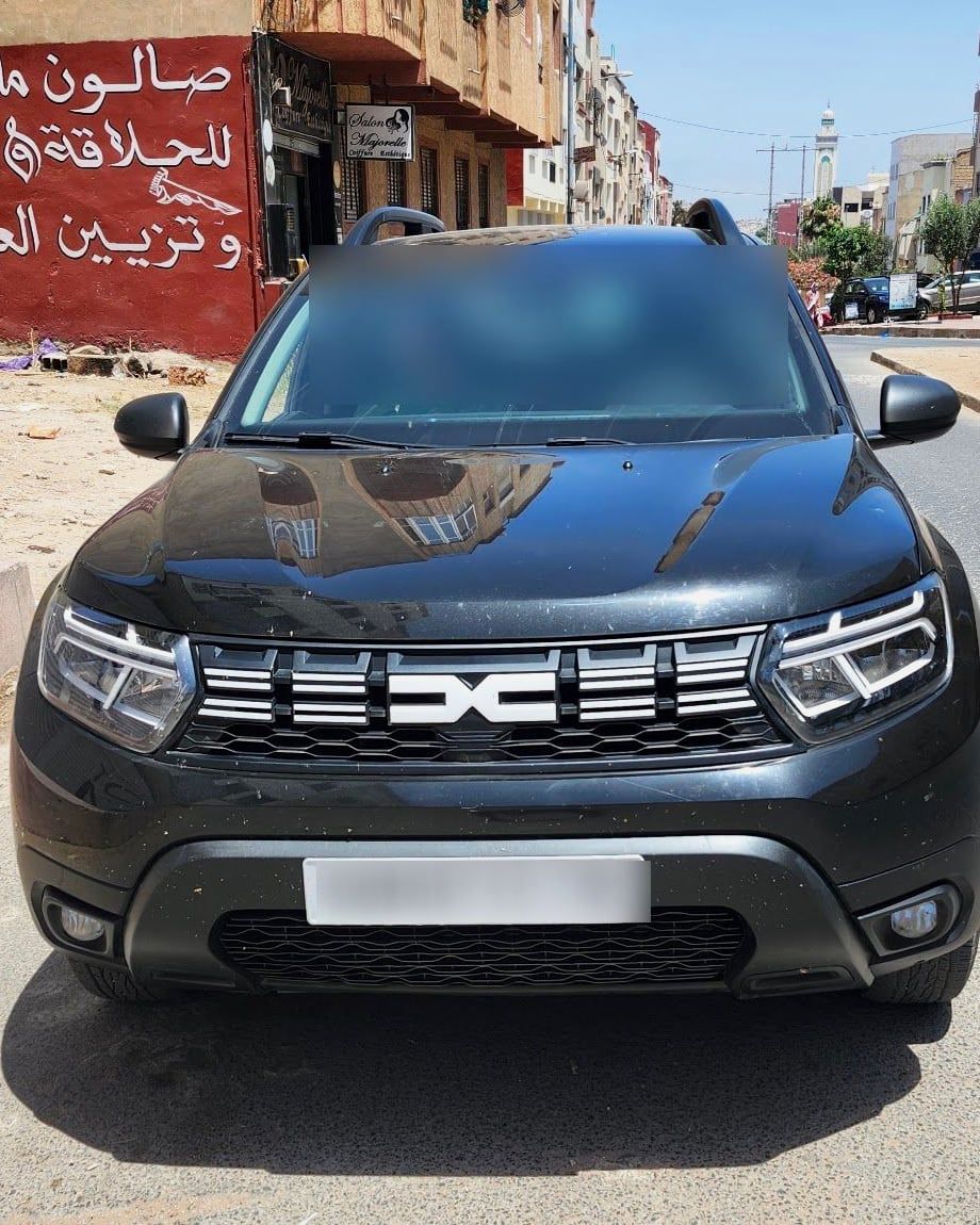 Dacia Duster Noir 2023, photographiée dans la rue
