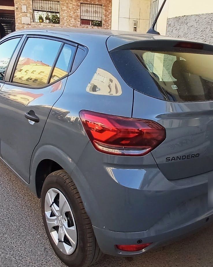 Dacia Sandero Gris Nardo 2024, photographiée dans la rue