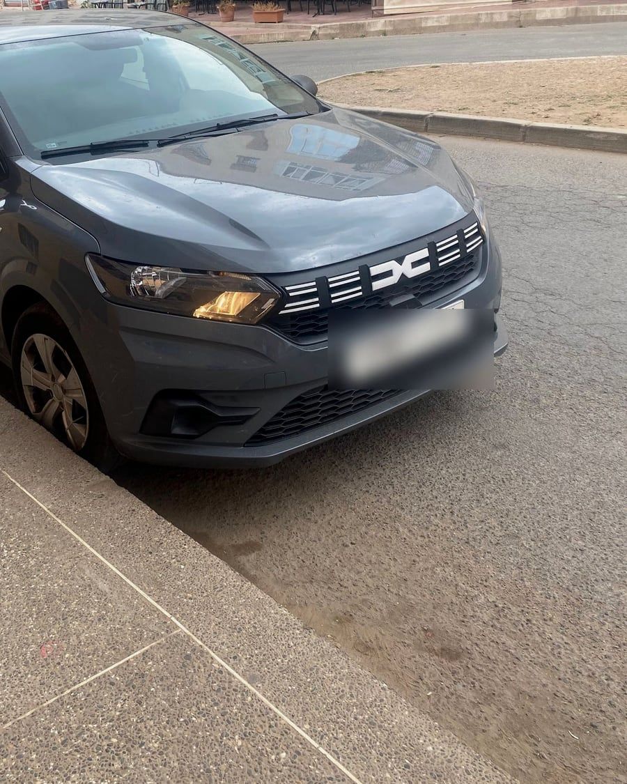 Dacia Sandero Grise 2024, photographiée dans la rue